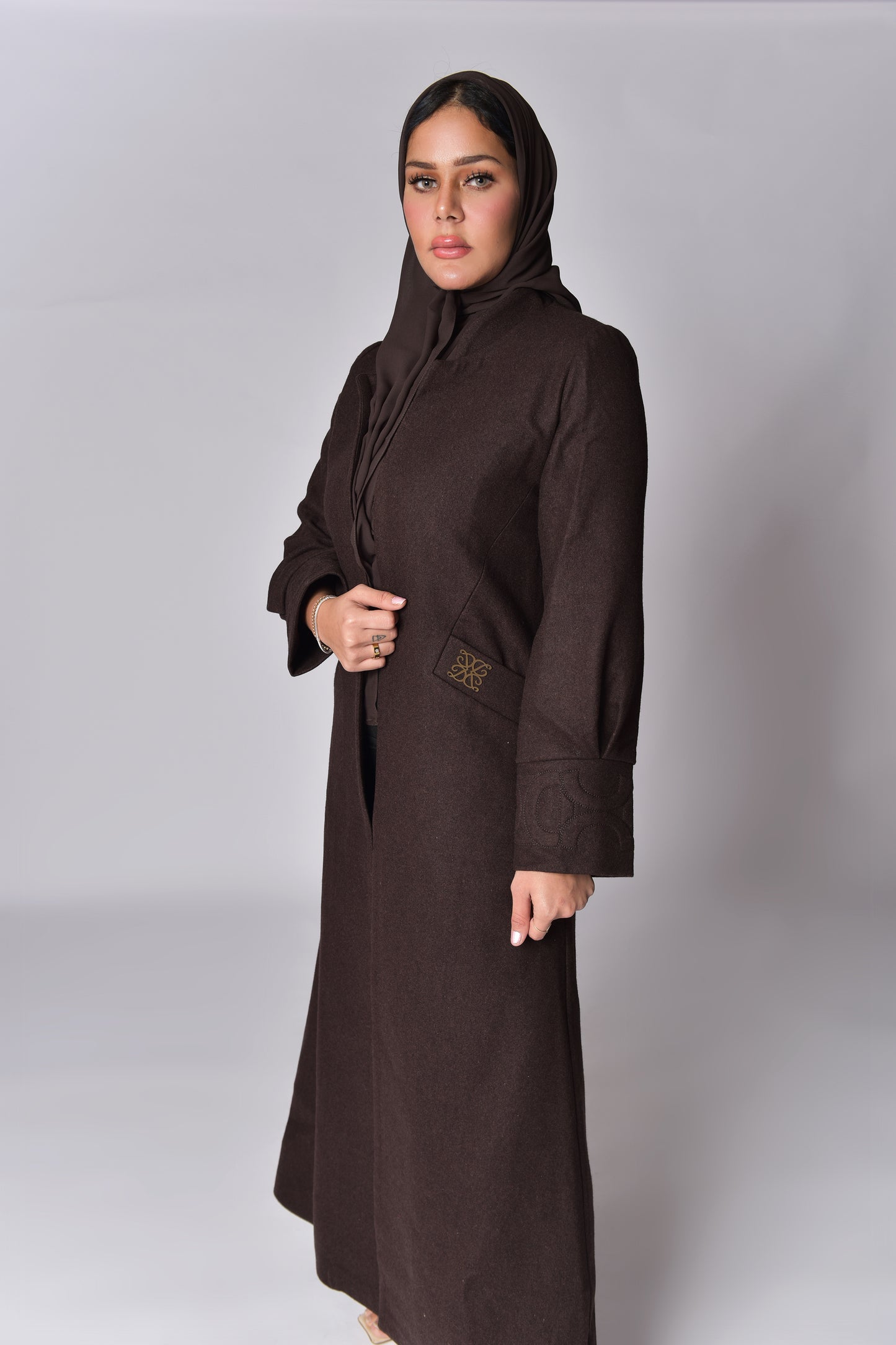 عباية بليزر شتويه من الجوخ باللون البني