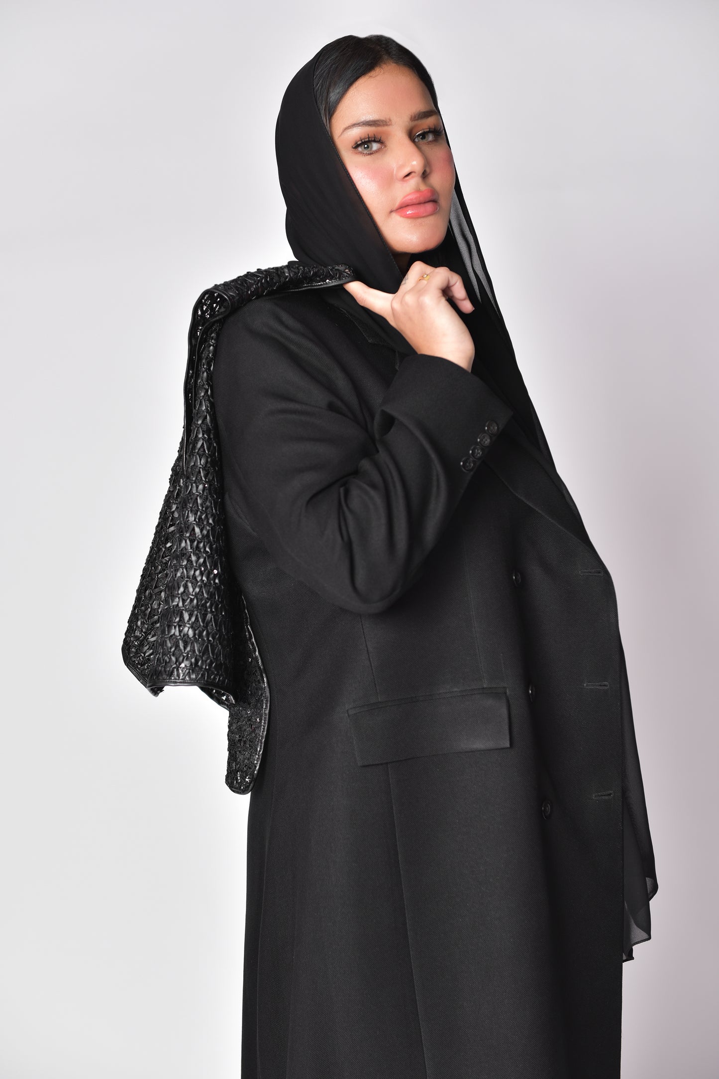 عباية بليزر قماش كريب اسود