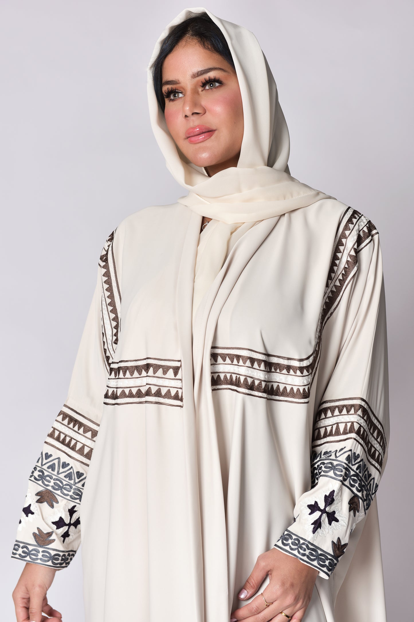 عبايه من الكريب الناعم بلون البيج