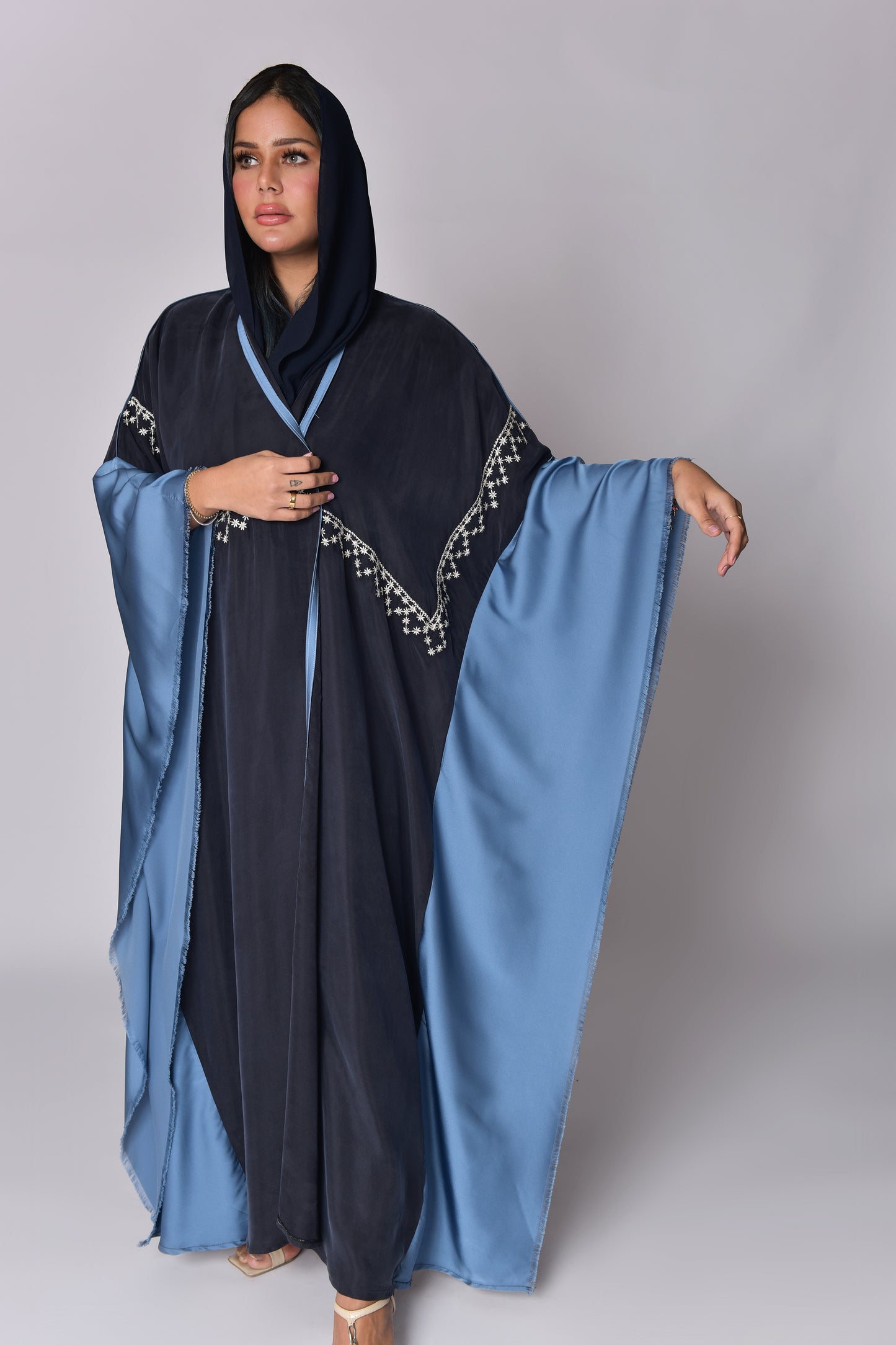 عباية بلون كحلي وسماوي مزينة بخطوط من التطريز الفضي