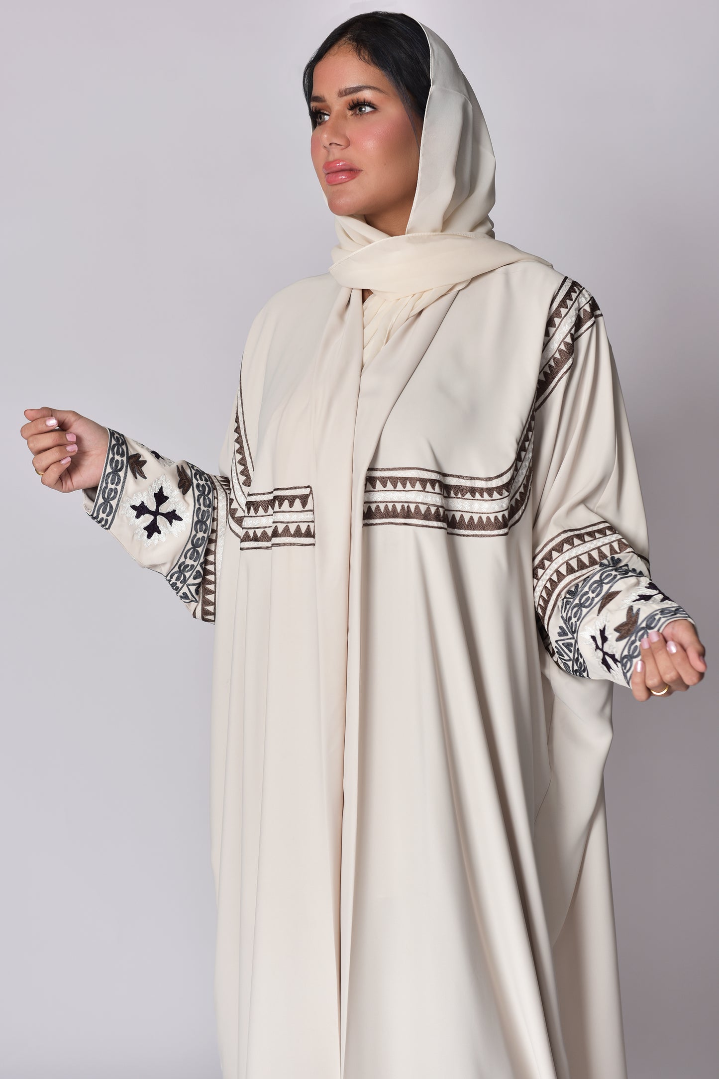 عبايه من الكريب الناعم بلون البيج
