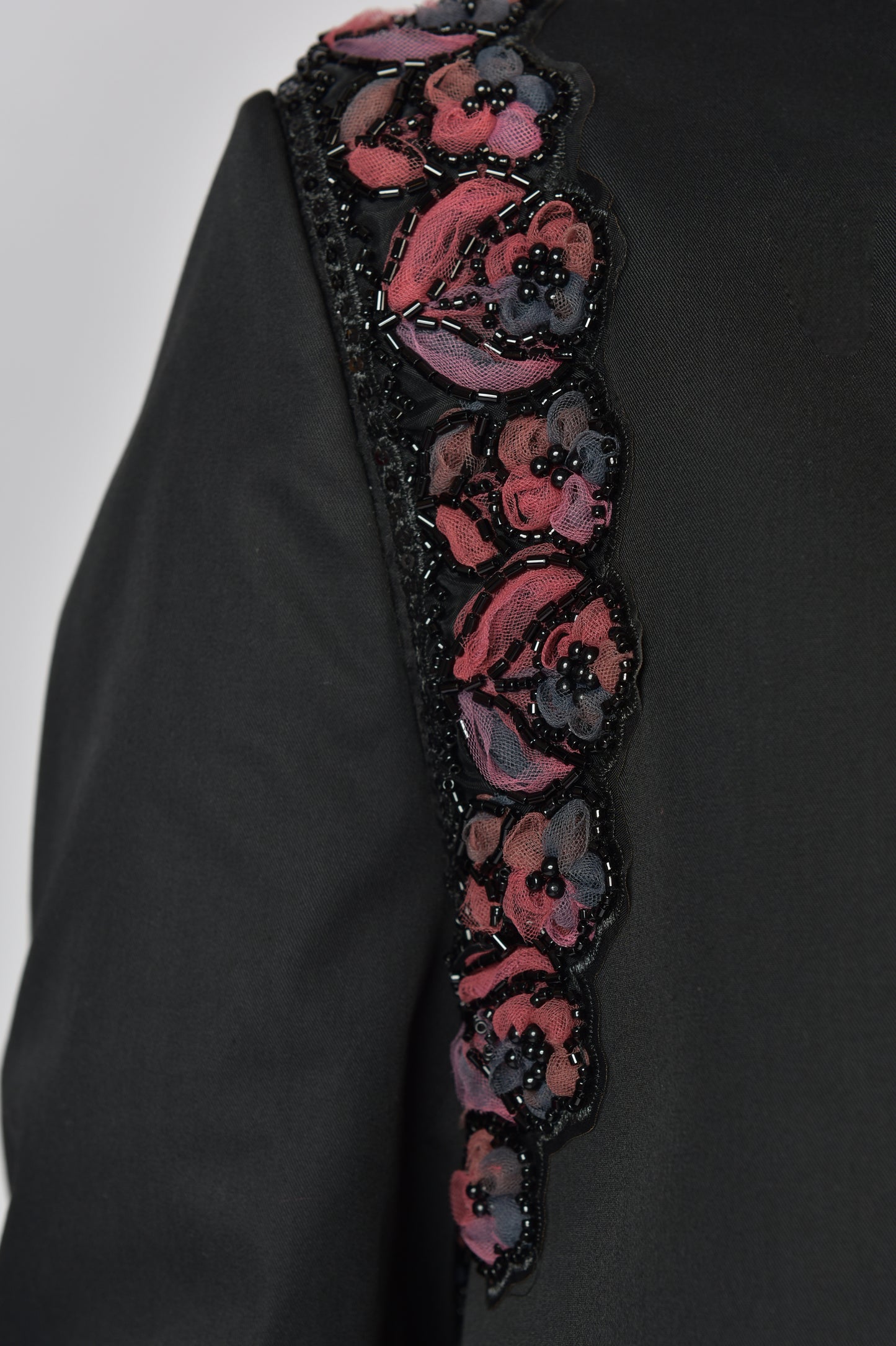 بليزر كتان اسود مزينة بورود