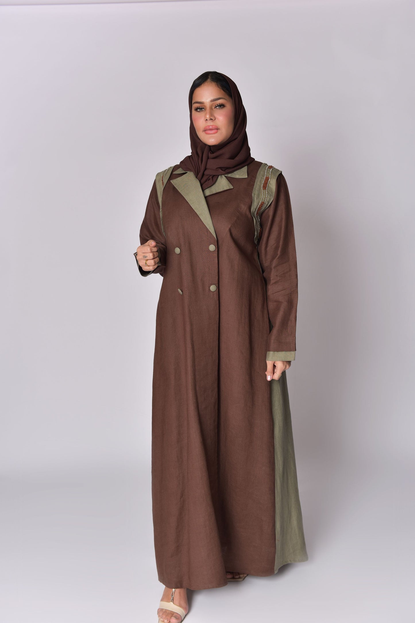 عباية بليزر من قماش اللنن باللون البني والزيتي