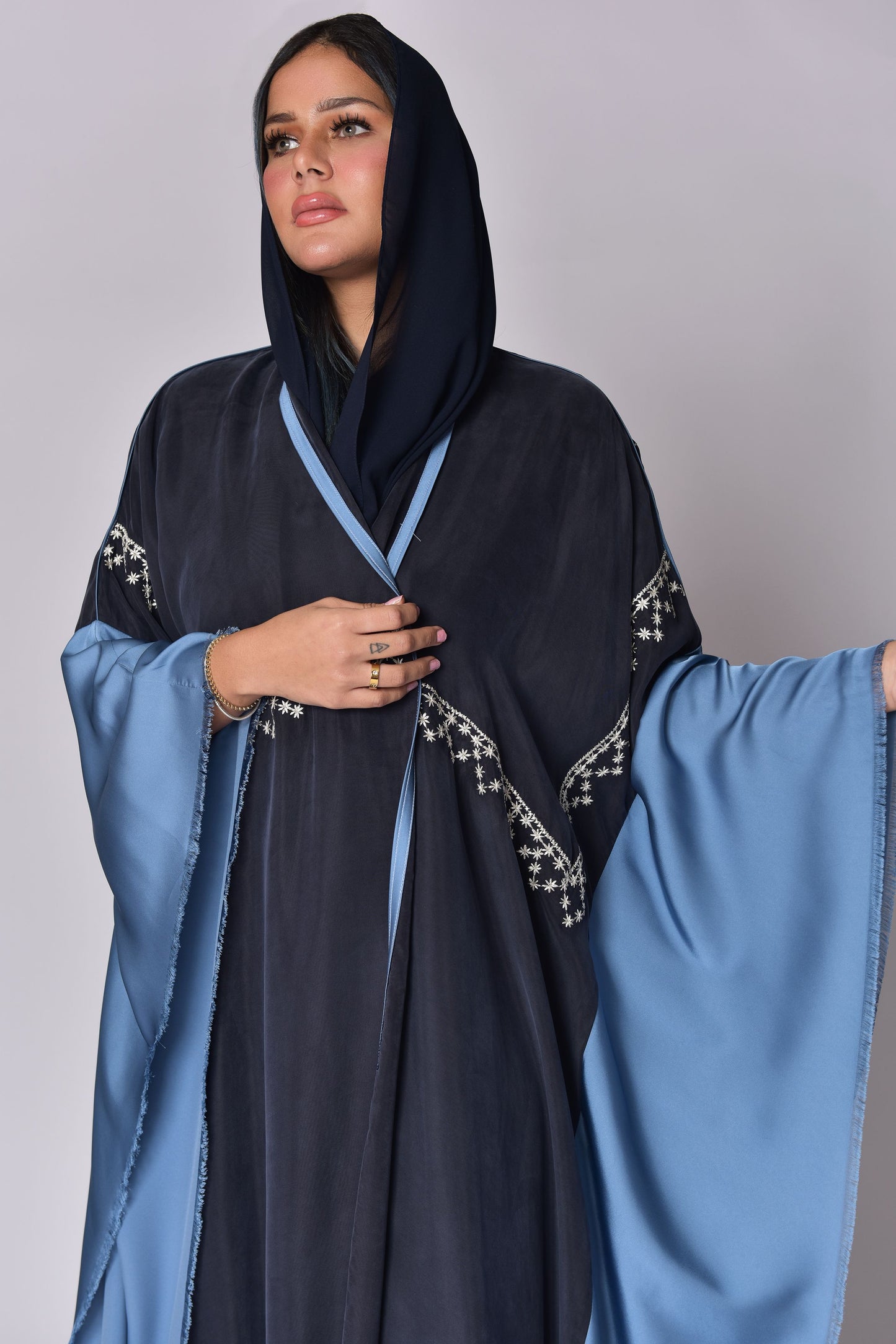 عباية بلون كحلي وسماوي مزينة بخطوط من التطريز الفضي